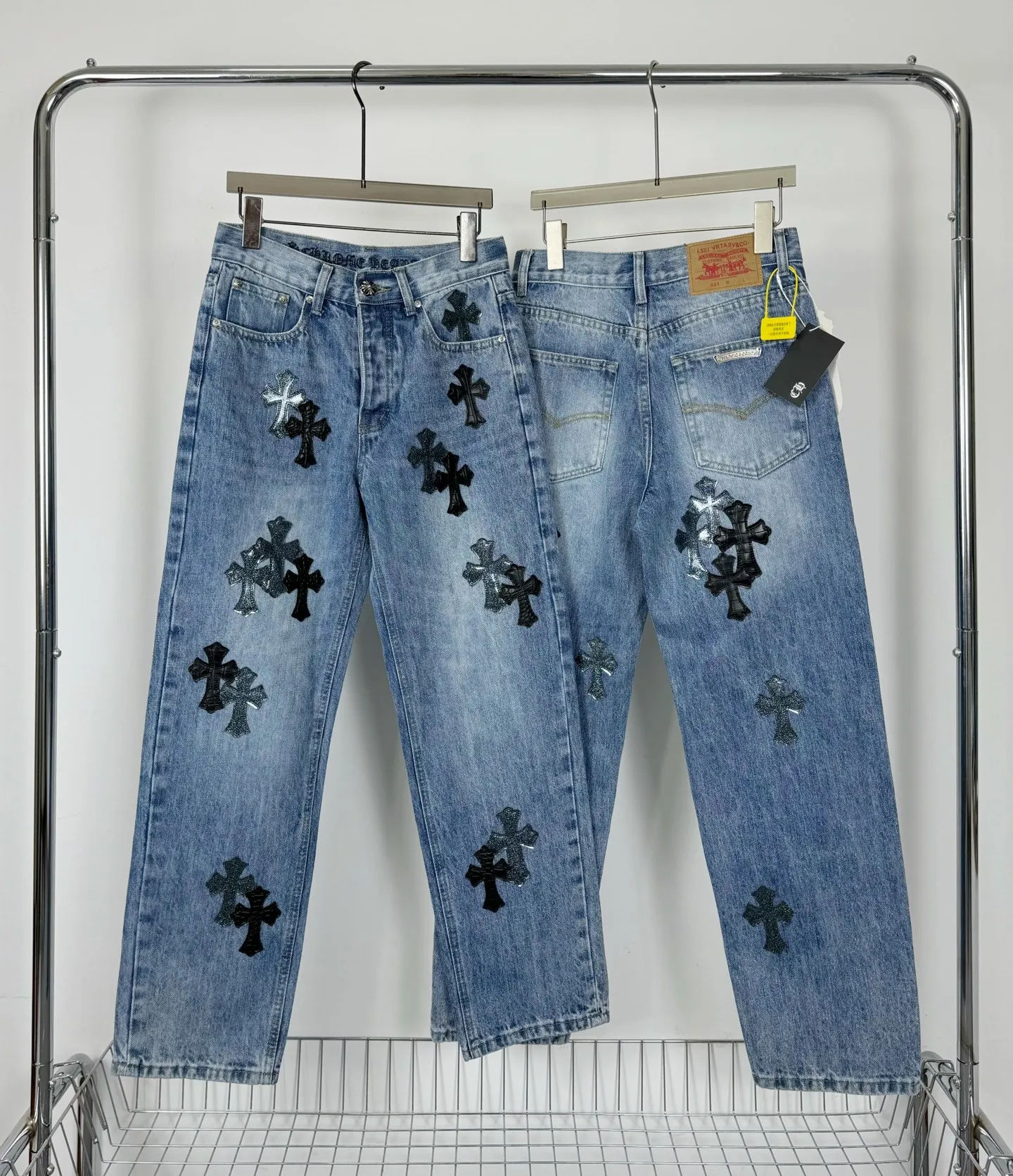 P280 Style No.: H823 Chrome Hearts & Chrome Hearts Blue Bull Starry Sky patchwork leather cross jeans - using starry sky theme patchwork leather elements, mostly presented in the shape of a cross, with glitter on the surface of the leather, which is dazzling under the light. The unique design has simple and elegant details, exquisite workmanship, the entire trousers are neatly routed, and the details are in place! It’s so cool that both men and women can easily control the genderless trend!  Color: blue Size: S-M-L-XL-XXL
